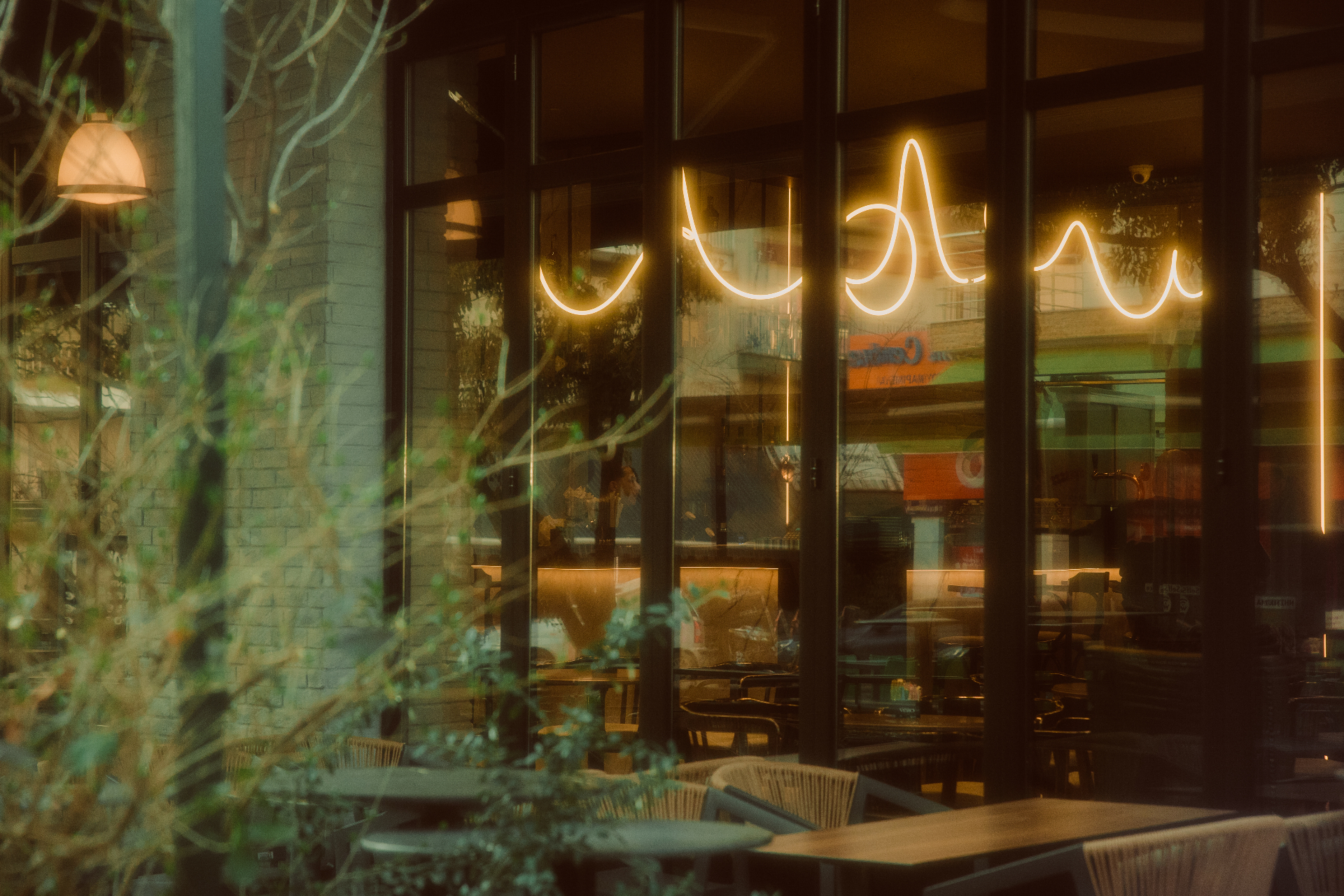 Cafe Quality Έδεσσα — πρόσοψη με neon signage
