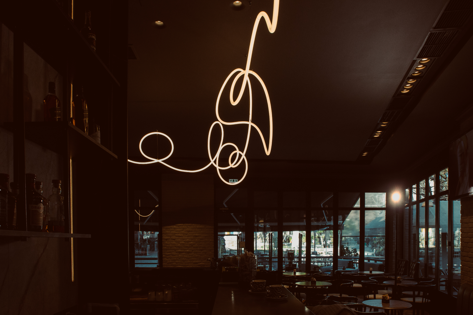 Cafe Quality Έδεσσα — neon φωτιστικό και μπαρ
